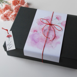 フランジュールのラッピング。タオル、リネン、お花等、丁寧にお包み致します。